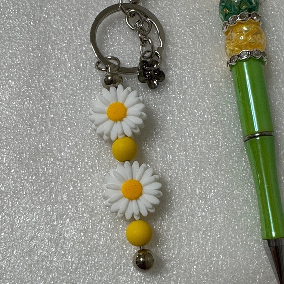 🌼 Daisy Charm Keychain & Beaded Pen Set – 4 Refills Included! - Picture 4 of 7